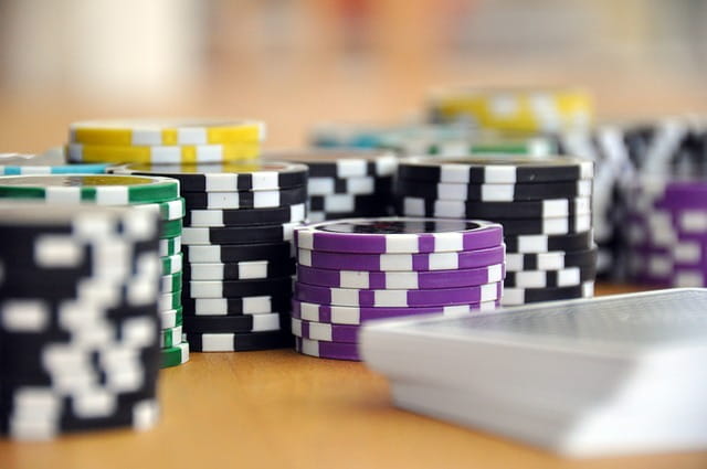 Spielchips und Karten in einer Spielbank.